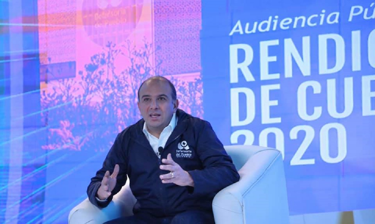 defensor-del-pueblo-carlos-camargo-se-equivoca-en-programa-en-vivo