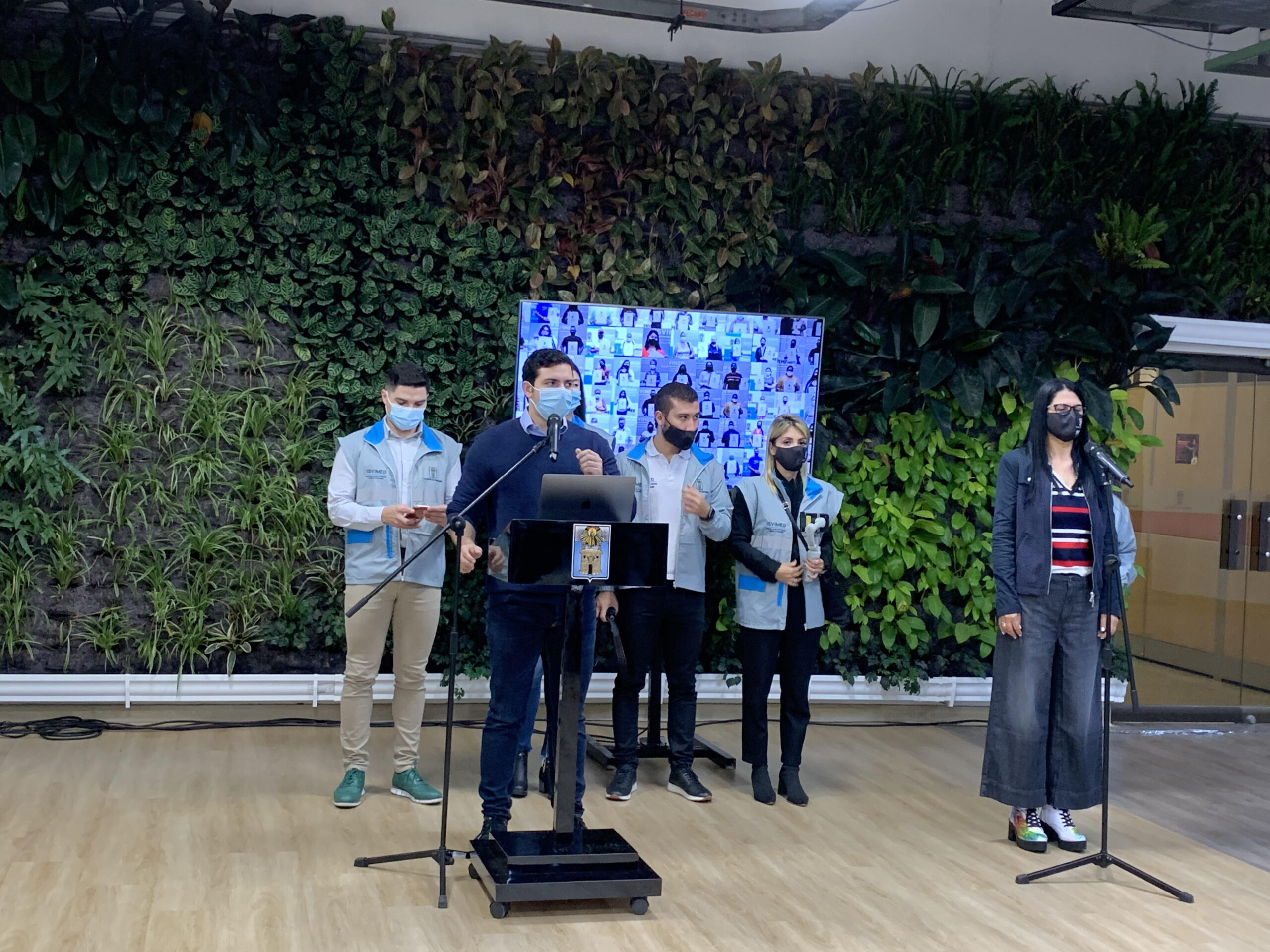 Medellín avanza con la entrega de 225 títulos de propiedad a familias vulnerables Medellín avanza con la entrega de 225 títulos de propiedad a familias vulnerables