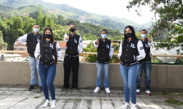 Estudiantes de 11° de Itagüí reciben chaquetas Prom 2021