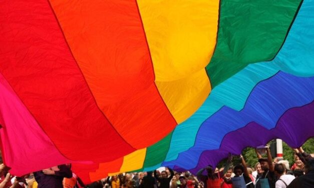 Ahora la Gobernación se viste con los colores de la población Trans