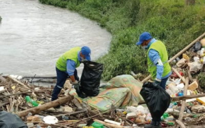 En La Ceja hallaron maderas, colchones, botellas y otros elementos en fuentes hídricas