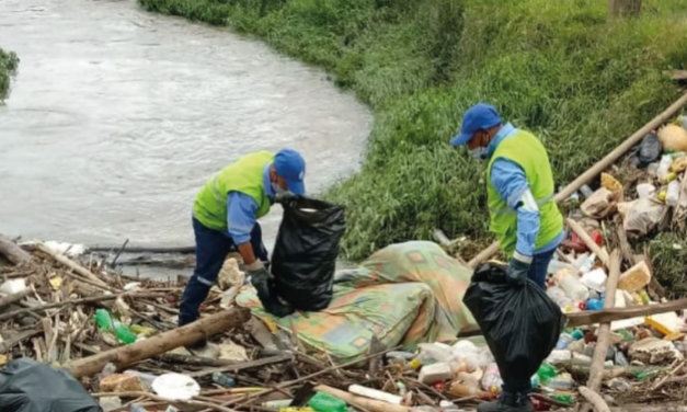 En La Ceja hallaron maderas, colchones, botellas y otros elementos en fuentes hídricas