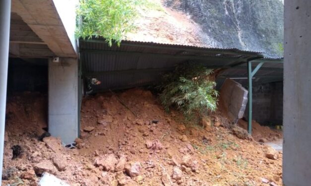 En Marinilla se presentó un deslizamiento de tierra que afectó una urbanización