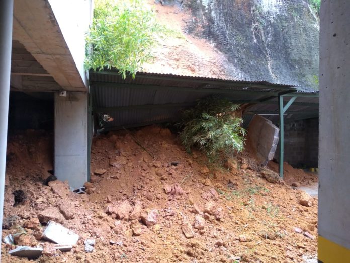 En Marinilla se presentó un deslizamiento de tierra que afectó una urbanización En Marinilla se presentó un deslizamiento de tierra que afectó una urbanización