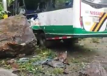 Una roca impactó a bus donde se movilizaban funcionarios de EPM en la vía Limón-Anorí