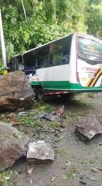 Una roca impactó a bus donde se movilizaban funcionarios de EPM en la vía Limón-Anorí