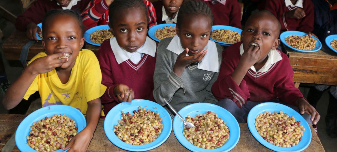 Ninos-comiendo Segunda Mesa de Seguridad Alimentaria de Apartadó