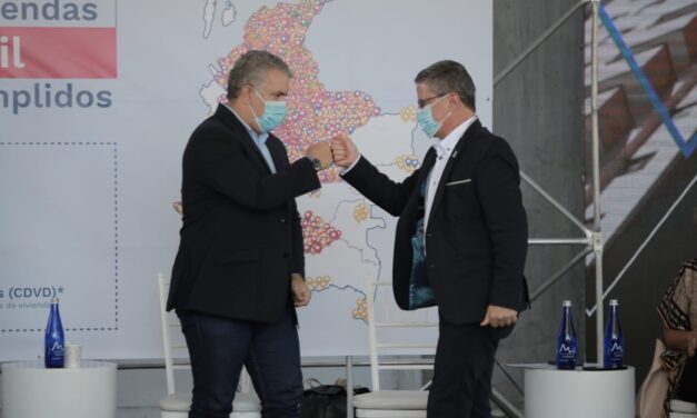 El presidente Iván Duque y el gobernador encargado del departamento entregaron subsidio de vivienda número 150.000 en Rionegro