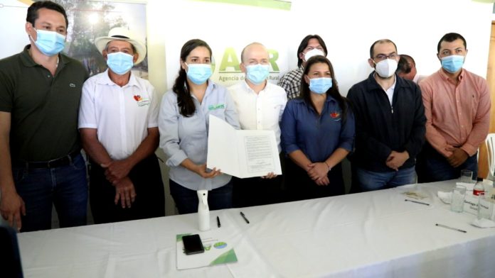 En La Ceja se firma convenio que beneficiará a 56 familias productoras de mora. En La Ceja se firma convenio que beneficiará a 56 familias productoras de mora.