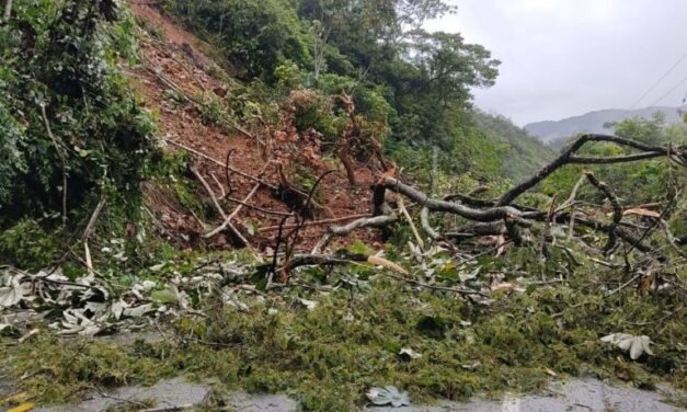 Deslizamiento de tierra en la autopista Medellín-Bogotá a la altura de San Luis