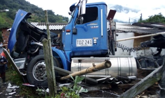 En la autopista Medellín-Bogotá, un conductor perdió el control y se chocó contra dos viviendas