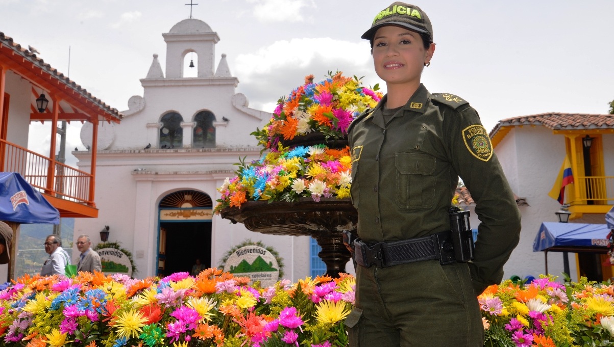 Policía_Nacional_garantiza_la_seguridad_en_la_Feria_de_las_Flores_Medellin_2014._ESCER_Escuela_de_Policía_Carlos_Eugenio_Restrepo_(14779731426) Listo el dispositivo de seguridad para eventos finales de la Feria de las Flores