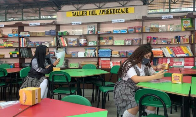 Entrega de kits de bioseguridad a estudiantes de Medellín