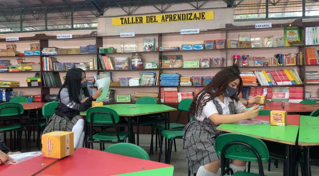 Procesos-educativos Entrega de kits de bioseguridad a estudiantes de Medellín