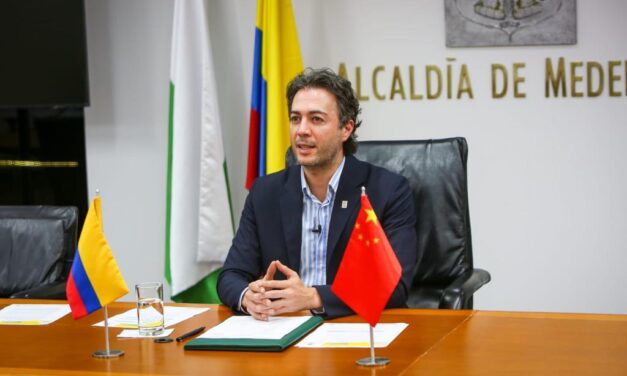 Alcalde de Medellín vuelve al expresidente Uribe en un hazme reír