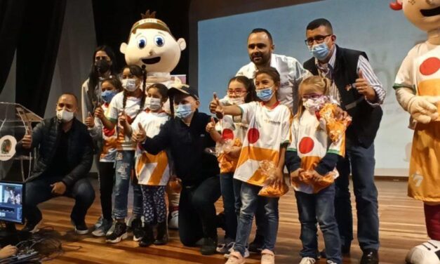 Los niños y jóvenes de las Escuelas Gratuitas del Deporte de La Ceja recibieron su dotación de uniforme