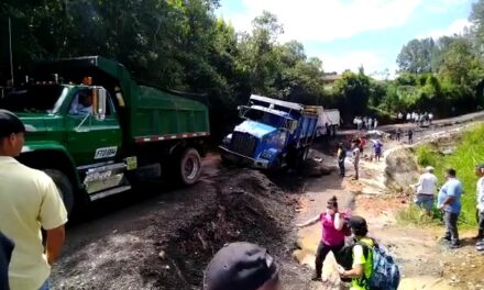 Las lluvias están presentando dificultad para transitar en la vía Granada-El Santuario