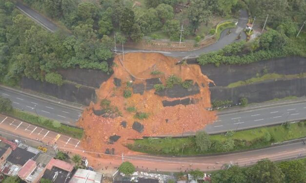 Gran deslizamiento tiene bloqueado a Copacabana