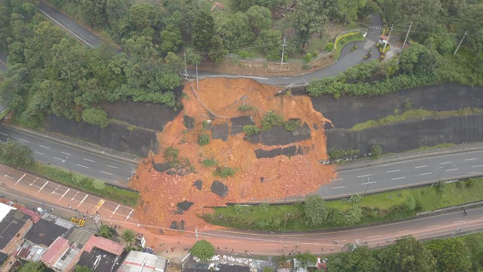 Gran deslizamiento tiene bloqueado a Copacabana