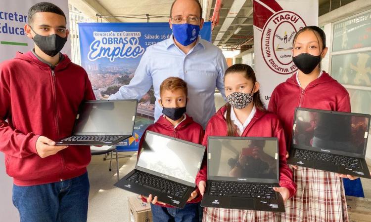 Itagüí entrega 300 computadores para instituciones educativas