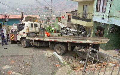 Accidente en Manrique dejó siete viviendas y dos carros afectados