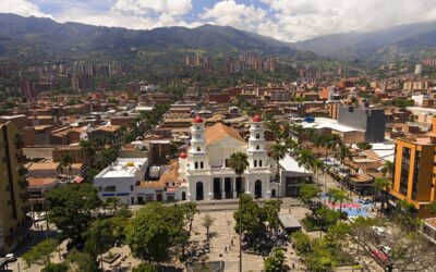 ¿Qué entidad ejerce como autoridad ambiental en área urbana de Envigado?