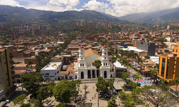 ¿Qué entidad ejerce como autoridad ambiental en área urbana de Envigado?