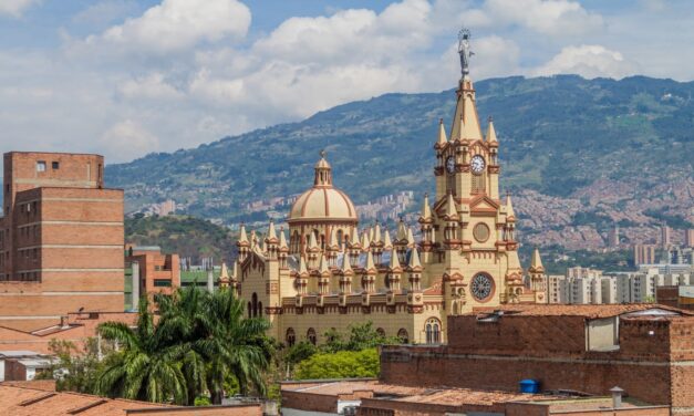 Con apoyo de “Robocop” se avanza en acciones legales contra las personas que arrojan basuras y escombros en las calles en Medellín