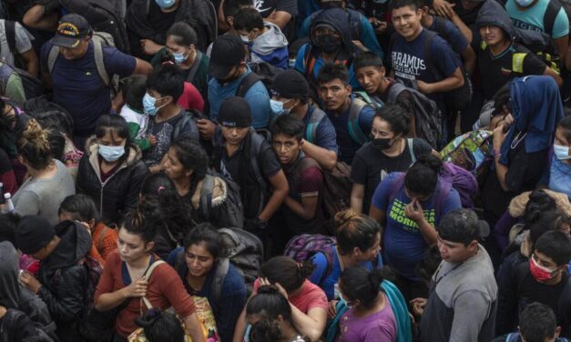 Descubren a 600 migrantes en México hacinados en dos camiones