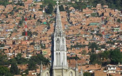 Construcción de nuevo puente peatonal en Manrique