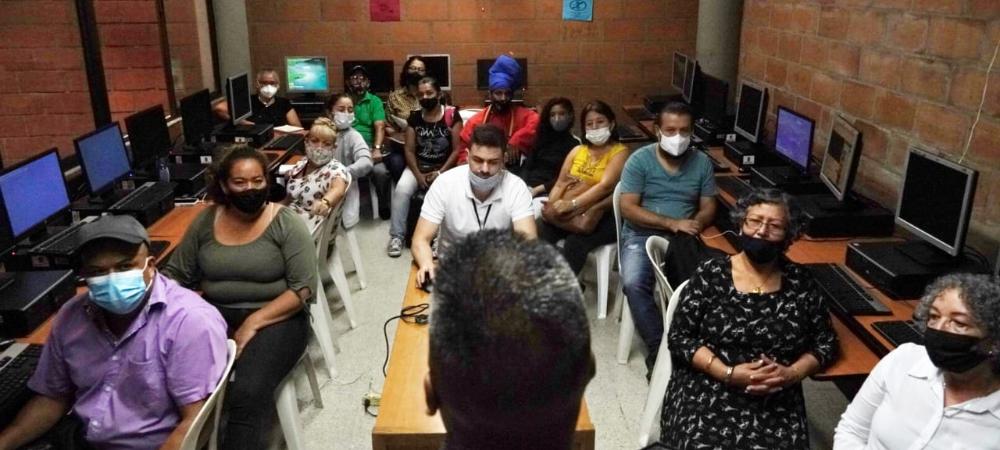 Emprendedores de Medellín se forman en atención al cliente y mercadeo