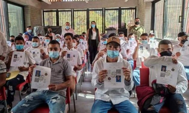 En Antioquia entregan más de 2.500 libretas militares gratis a jóvenes víctimas del conflicto armado