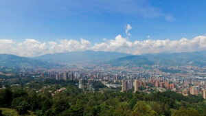 330 asesinatos en Medellín: inseguridad crece, pagadiario se mantiene y las plazas de la droga pululan AREAM MedellinPanoramica cieloAzul 22 1