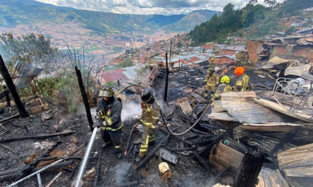 En el nororiente de Medellín controlan incendio que afectó ocho viviendas