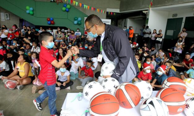 En Medellín 7.000 niños y niñas reciben regalos y juegos didácticos en esta navidad