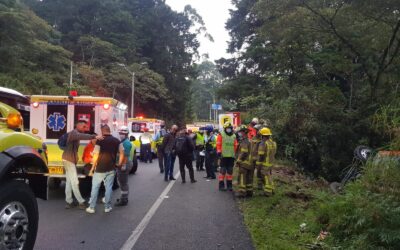 Alrededor de 41 heridos dejó volcamiento de chiva en vía Las Palmas