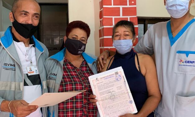 Nuevas familias de Medellín reciben la solución de vivienda con alegría