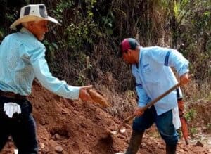 Para no estar incomunicados, los ciudadanos del corregimiento San Pablo en Santa Rosa decidieron intervenir en la vía a punta de pico y pala