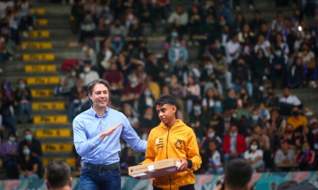 Con la entrega de 5.500 Computadores Futuro inició el programa de la transformación educativa más grande de Medellín