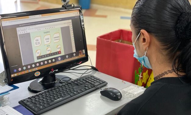 200 auxiliares de las bibliotecas escolares de Medellín se capacitan para la Cuarta Revolución Industrial