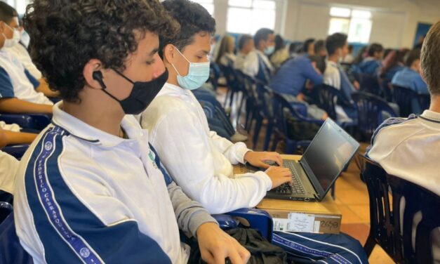 Comunidad educativa de los 12 colegios oficiales de la comuna 1-Popular recibe pedagogía sobre Computadores Futuro