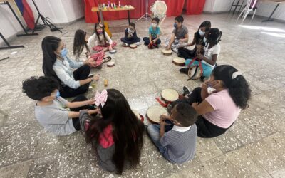 3.659 estudiantes de Medellín complementan su formación académica con clases de arte, idiomas y medioambiente