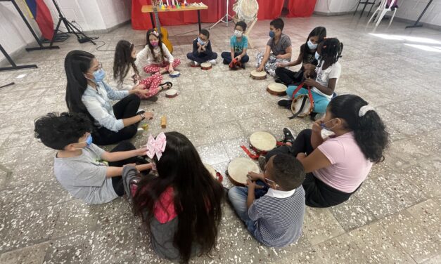 3.659 estudiantes de Medellín complementan su formación académica con clases de arte, idiomas y medioambiente