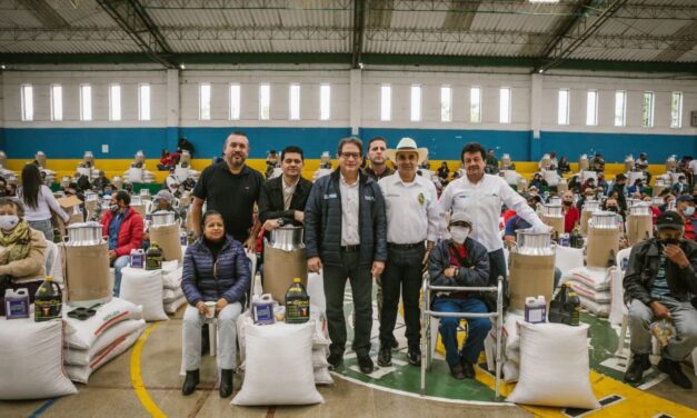 Los lecheros del Norte reciben apoyo de insumos agrícolas