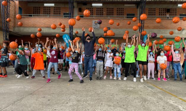 160 cuadras de la comuna Popular dinamizarán su actividad deportiva con la entrega de 1.200 balones por parte del INDER