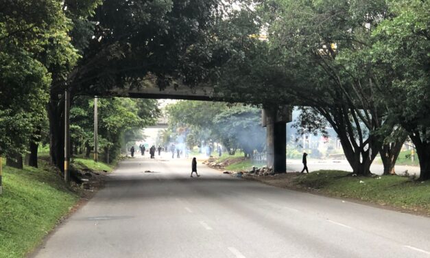 Por manifestación está bloqueada la Avenida Regional
