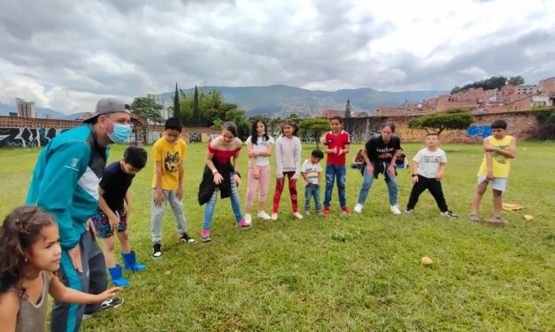 100 menores del Centro de Medellín celebraron el Mes de la Niñez y la Recreación en el cementerio San Lorenzo