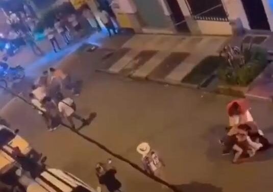 Las riñas masivas en Barbosa dejan seis policías y tres ciudadanos heridos