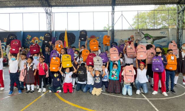 1.588 estudiantes de instituciones educativas oficiales recibieron kits escolares como estrategia de permanencia educativa