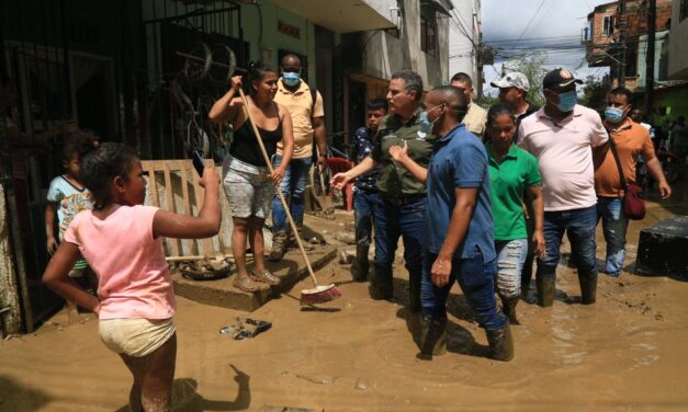 El Gobernador de Antioquia recorrió la zona afectada por el desbordamiento del río Apartadó